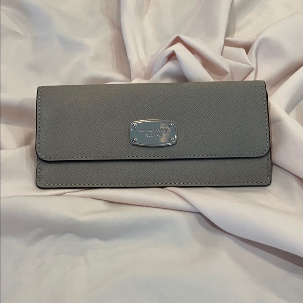 Michael Kors snap wallet - Picture 1 of 4